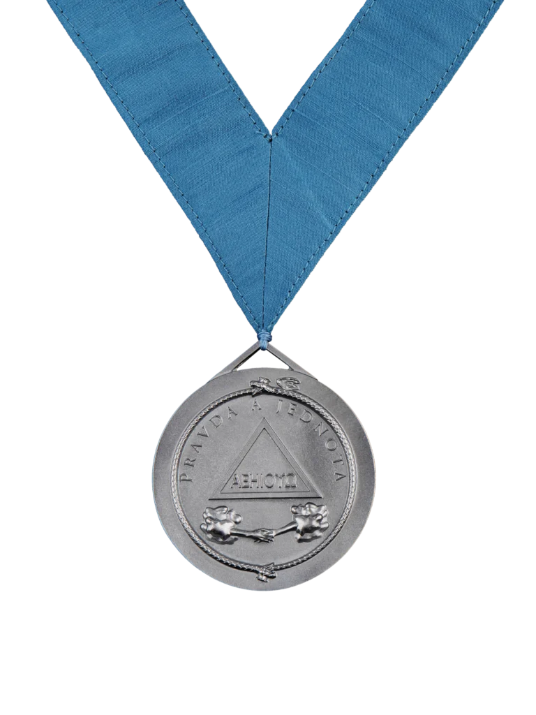 32_Pravda_a_Jednota_u_Tri_Korunovanych_Sloupu_cmyk