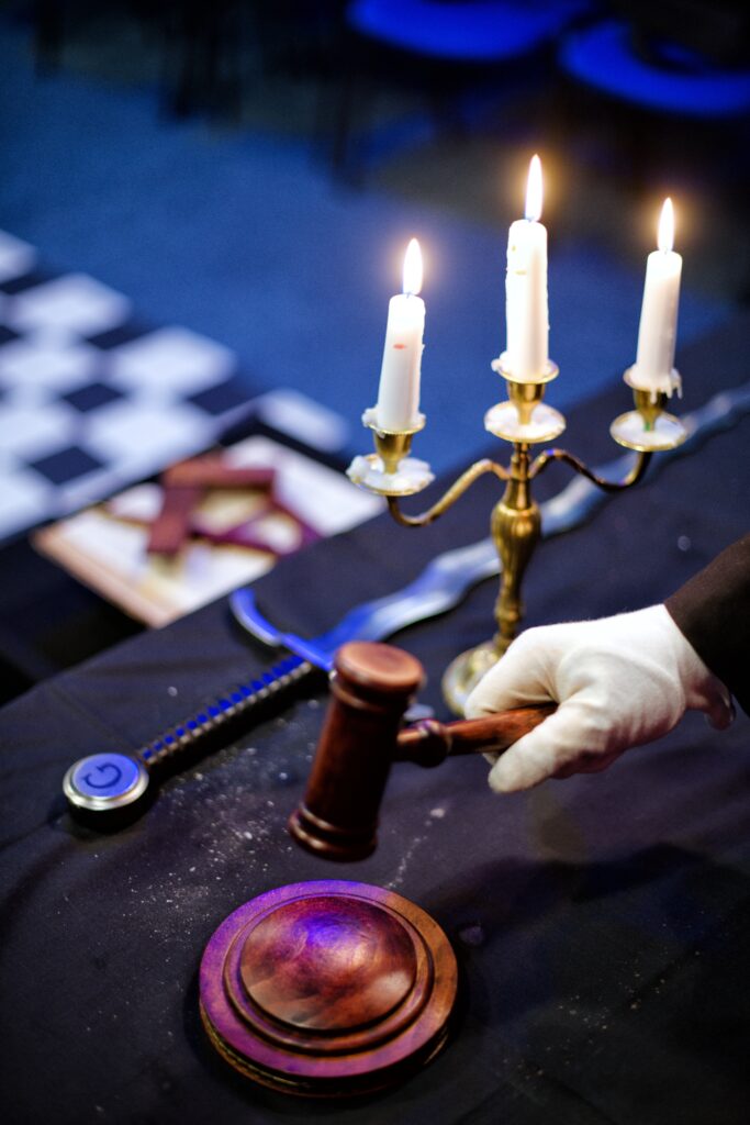 Úder Zednářského kladiva stvrzuje a potvrzuje Přísahu nebo resumé